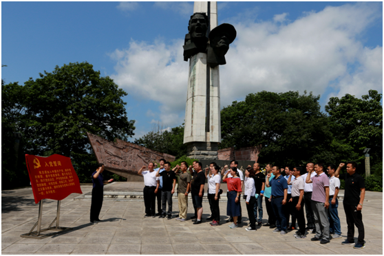 集团公司组织部分党员干部来到安庆独山革命义士纪念碑前举行整体宣誓